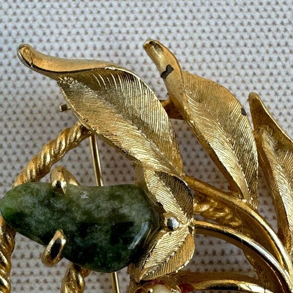Vintage 1966 Sarah Coventry Brooch Jade Garden, Wreath and Leaf Design 2" x 1.75 - Picture 6 of 7